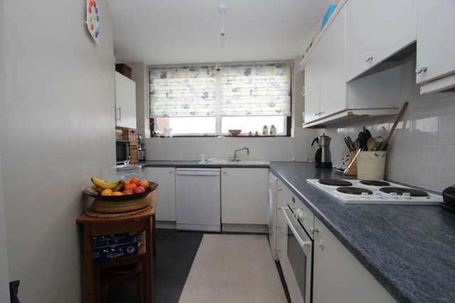  Image of 2 Bedroom Flat for sale at Boundary Road  Worthing, BN11 4RN