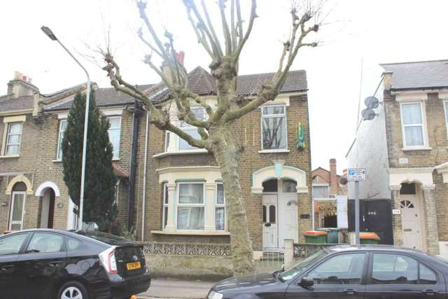  Image of 4 Bedroom Flat to rent at Neville Road Forest Gate London, E7 9QT
