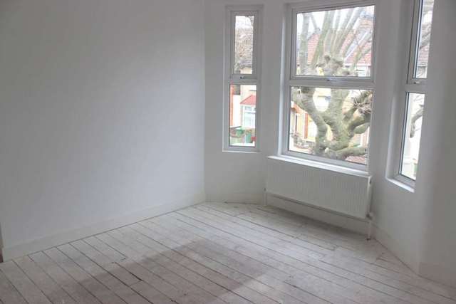 Image of 4 Bedroom Flat to rent at Neville Road Forest Gate London, E7 9QT
