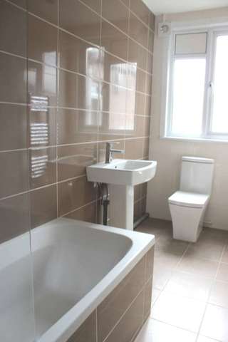  Image of 4 Bedroom Flat to rent at Neville Road Forest Gate London, E7 9QT