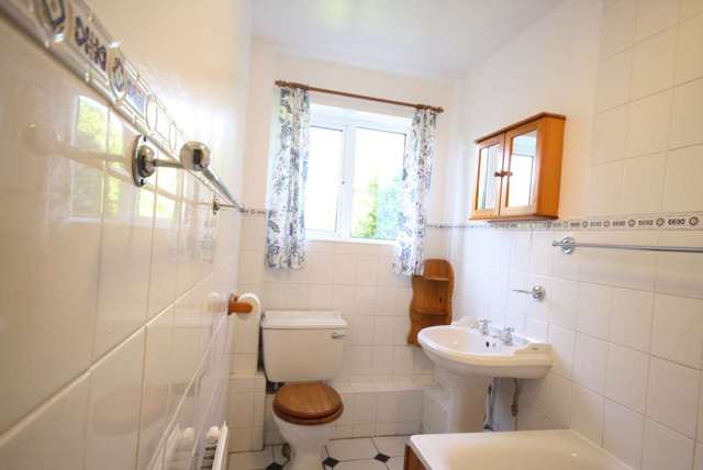  Image of 2 Bedroom Cottage to rent at New Street  Berkhamsted, HP4 2EP