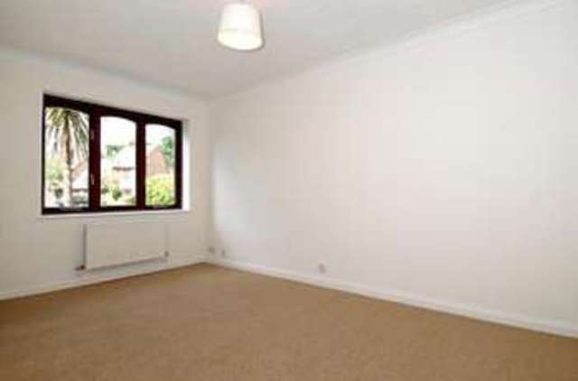  Image of 3 Bedroom Detached to rent at Fleet, GU51 2UL