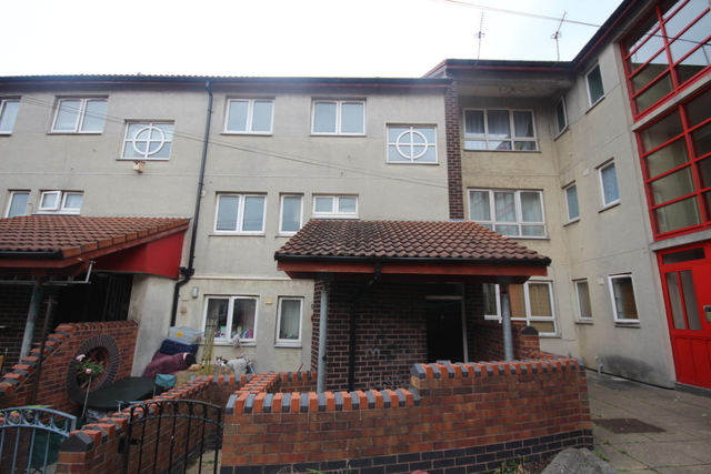  Image of 3 Bedroom Flat to rent at Oxton Way  Leeds, W.Yorkshire, LS9 7RX