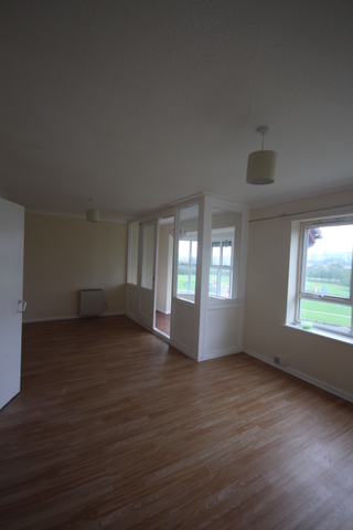  Image of 3 Bedroom Flat to rent at Oxton Way  Leeds, W.Yorkshire, LS9 7RX