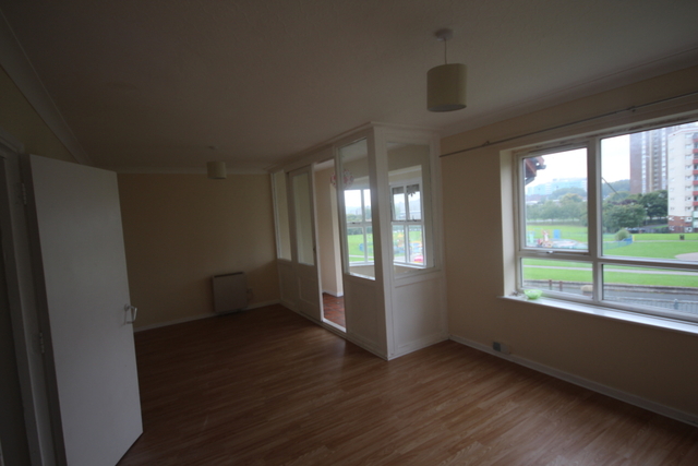  Image of 3 Bedroom Flat to rent at Oxton Way  Leeds, W.Yorkshire, LS9 7RX