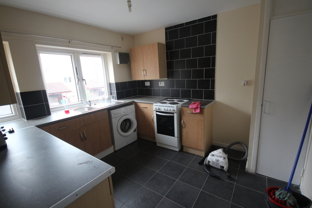  Image of 3 Bedroom Flat to rent at Oxton Way  Leeds, W.Yorkshire, LS9 7RX