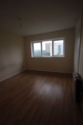  Image of 3 Bedroom Flat to rent at Oxton Way  Leeds, W.Yorkshire, LS9 7RX