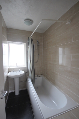  Image of 3 Bedroom Flat to rent at Oxton Way  Leeds, W.Yorkshire, LS9 7RX