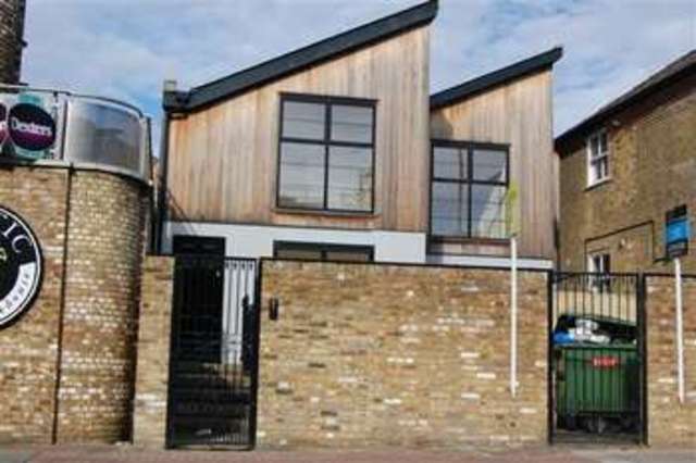  Image of 4 Bedroom Town House to rent at London, SW15 4LB