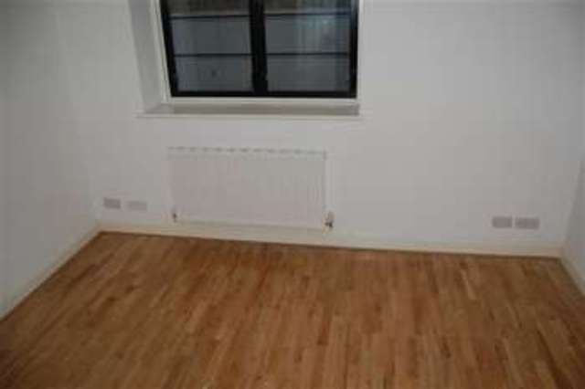  Image of 4 Bedroom Town House to rent at London, SW15 4LB