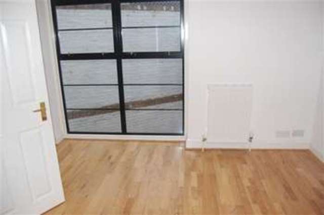  Image of 4 Bedroom Town House to rent at London, SW15 4LB
