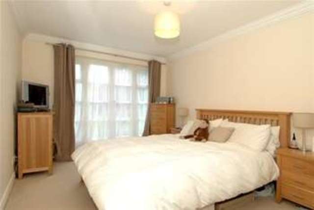  Image of 2 Bedroom Flat to rent at Walton-On-Thames, KT12 3AF