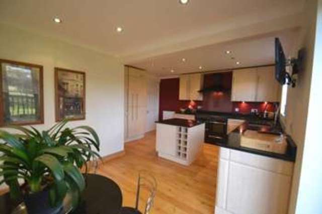  Image of 4 Bedroom Detached to rent at Rye Field  Ashtead, KT21 2EH