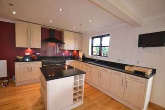  Image of 4 Bedroom Detached to rent at Rye Field  Ashtead, KT21 2EH