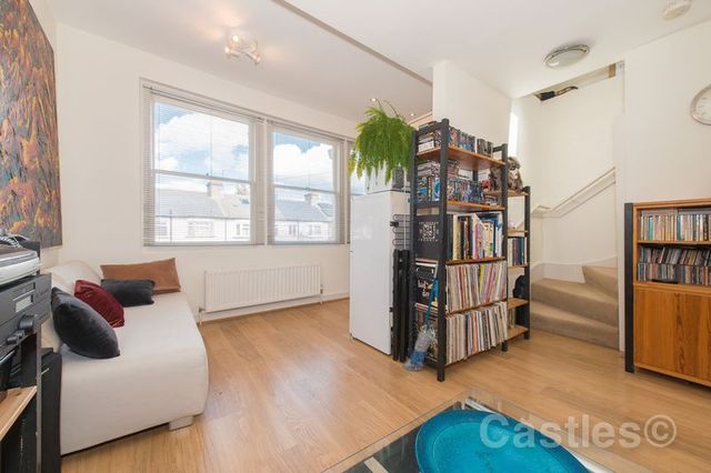  Image of 2 Bedroom Flat for sale at Sandford Avenue  Wood Green, N22 5EH