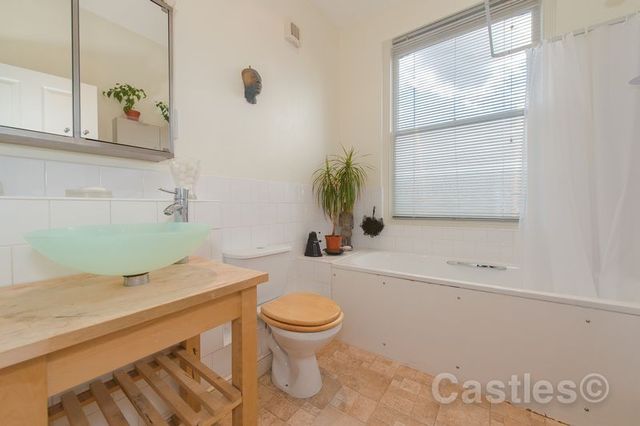  Image of 2 Bedroom Flat for sale at Sandford Avenue  Wood Green, N22 5EH