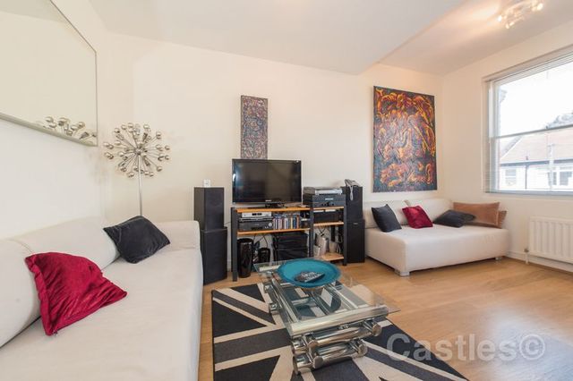  Image of 2 Bedroom Flat for sale at Sandford Avenue  Wood Green, N22 5EH