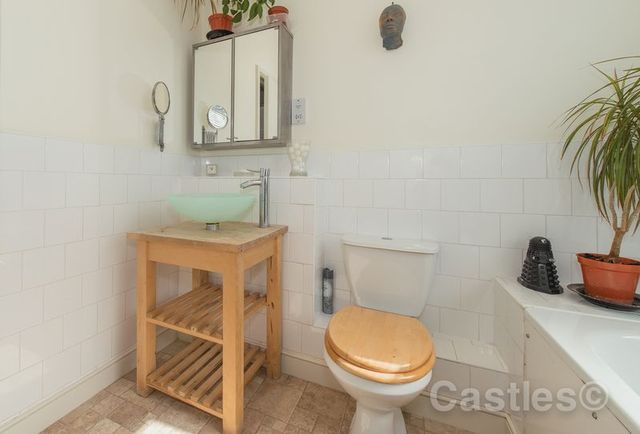  Image of 2 Bedroom Flat for sale at Sandford Avenue  Wood Green, N22 5EH