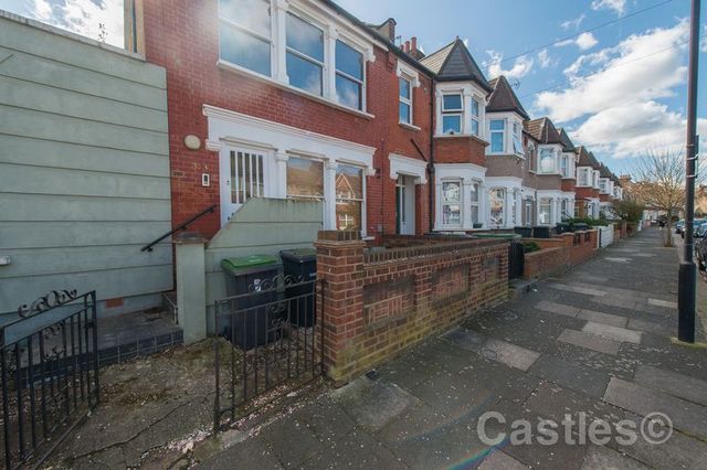  Image of 2 Bedroom Flat for sale at Sandford Avenue  Wood Green, N22 5EH