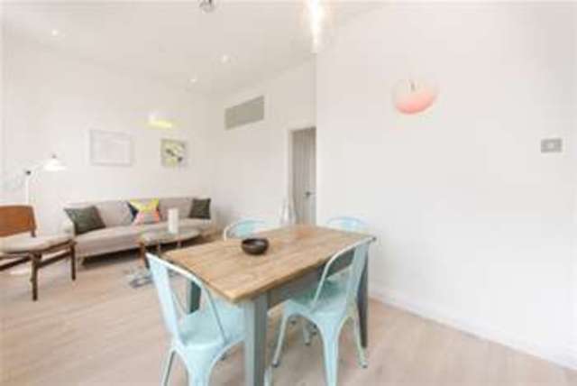  Image of 2 Bedroom Flat to rent at London, W10 5SX