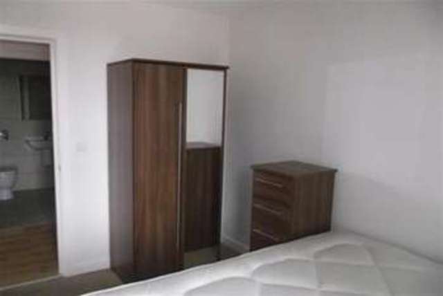  Image of 2 Bedroom Flat to rent at London, E16 2DB