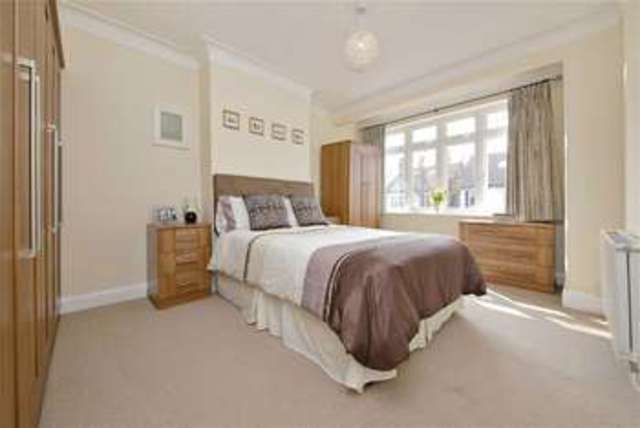  Image of 3 Bedroom Property for sale at Arlow Road Winchmore Hill Winchmore Hill, N21 3JS