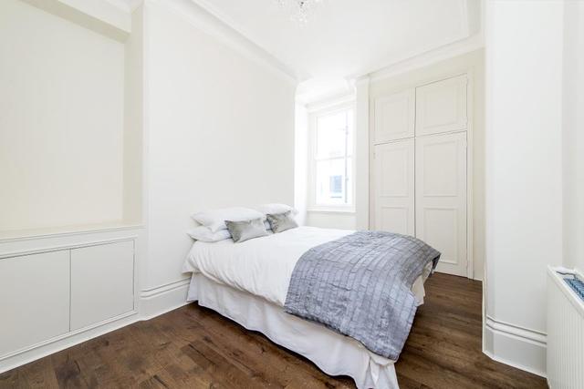  Image of 3 Bedroom Flat to rent at Cardinal Mansions  Carlisle Place, SW1P 1EY