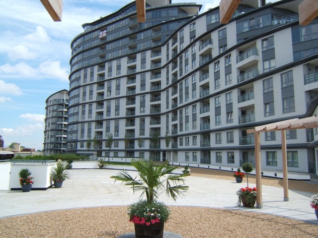  Image of 2 Bedroom Apartment to rent at Station Approach  Woking, GU22 7PE
