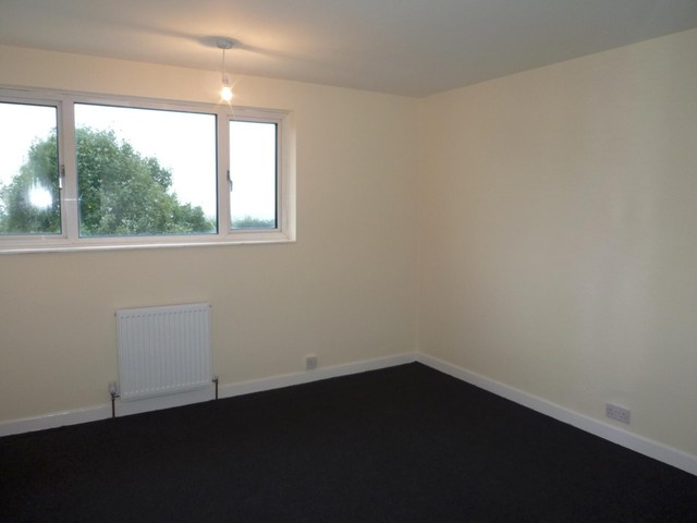  Image of 3 Bedroom Detached to rent at Portsmouth, PO6 4LG