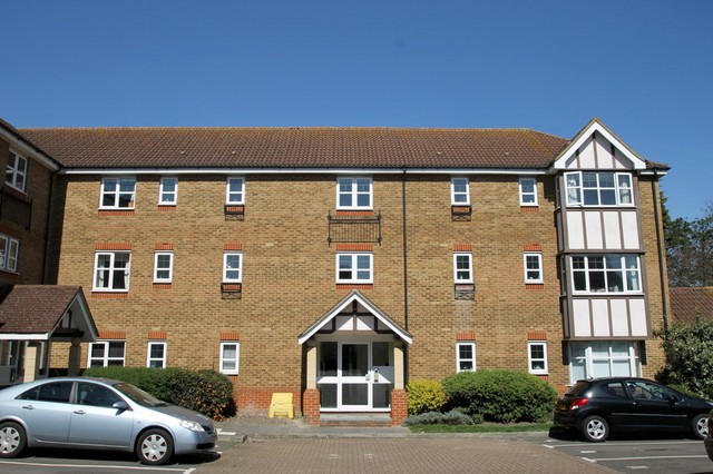  Image of 2 Bedroom Apartment to rent at Heron Close Shearwater Sutton, SM1 2BY