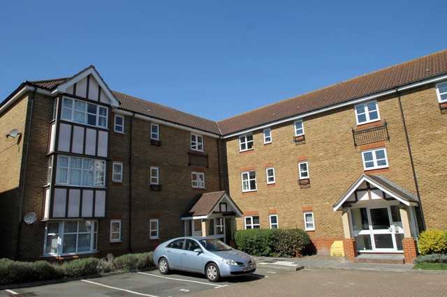  Image of 2 Bedroom Apartment to rent at Heron Close Shearwater Sutton, SM1 2BY