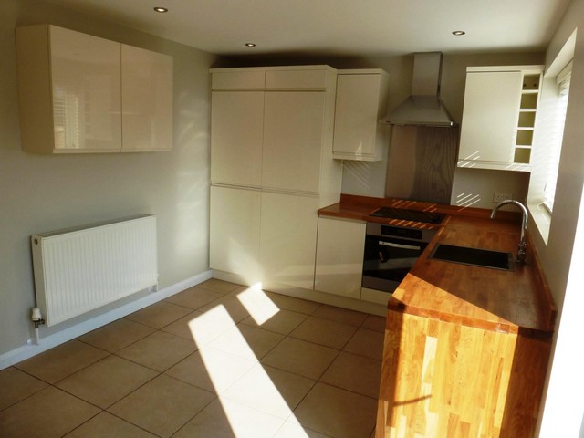  Image of 3 Bedroom Detached to rent at Guildford, GU2 7SZ