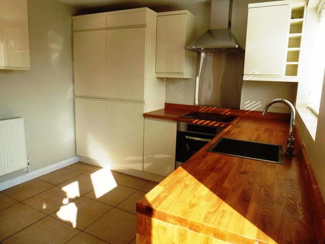  Image of 3 Bedroom Detached to rent at Guildford, GU2 7SZ