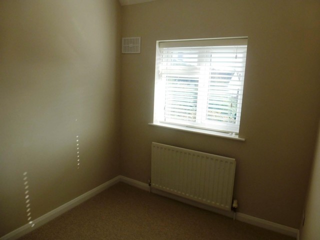  Image of 3 Bedroom Detached to rent at Guildford, GU2 7SZ