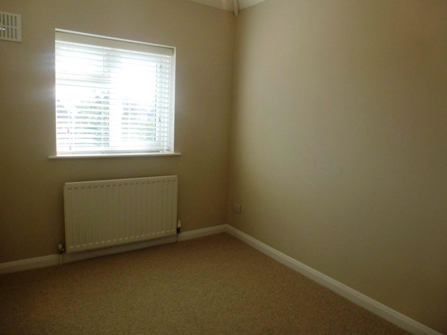  Image of 3 Bedroom Detached to rent at Guildford, GU2 7SZ