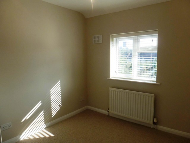  Image of 3 Bedroom Detached to rent at Guildford, GU2 7SZ