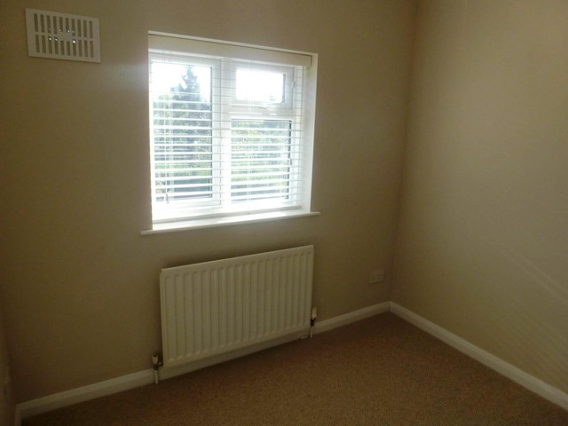  Image of 3 Bedroom Detached to rent at Guildford, GU2 7SZ