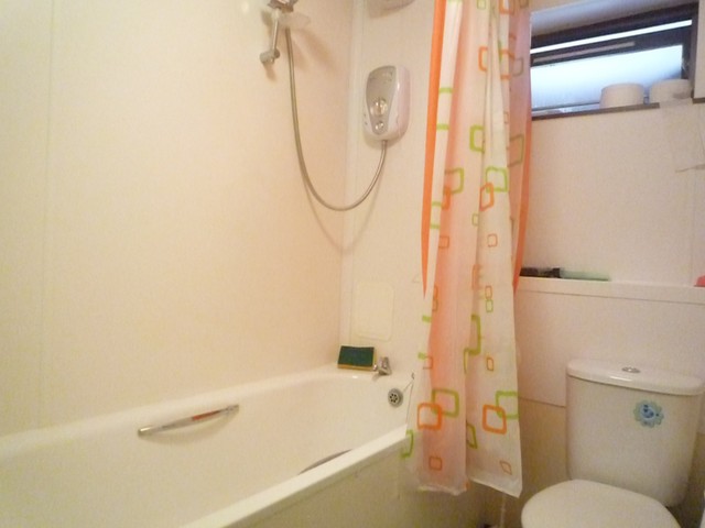  Image of Flat to rent at East Grinstead, RH19 3GB