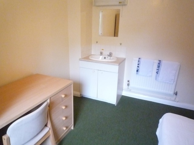 Image of Flat to rent at East Grinstead, RH19 3GB