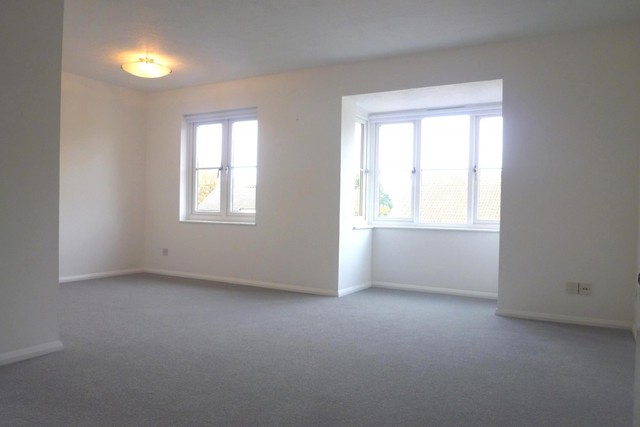  Image of 2 Bedroom Flat to rent at South Park Hill Rd  South Croydon, CR2 7EW
