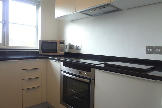  Image of 2 Bedroom Flat to rent at South Park Hill Rd  South Croydon, CR2 7EW