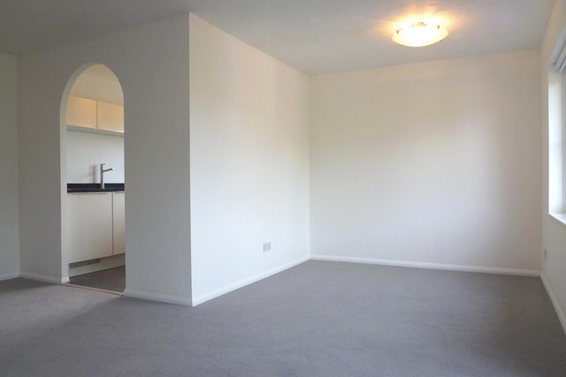  Image of 2 Bedroom Flat to rent at South Park Hill Rd  South Croydon, CR2 7EW