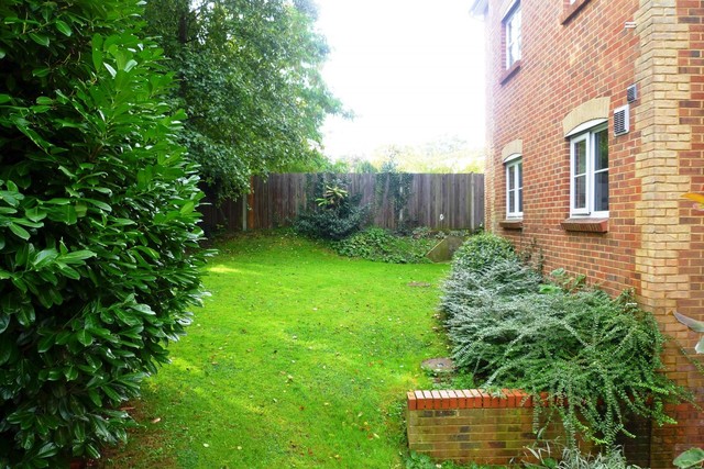  Image of 2 Bedroom Flat to rent at South Park Hill Rd  South Croydon, CR2 7EW