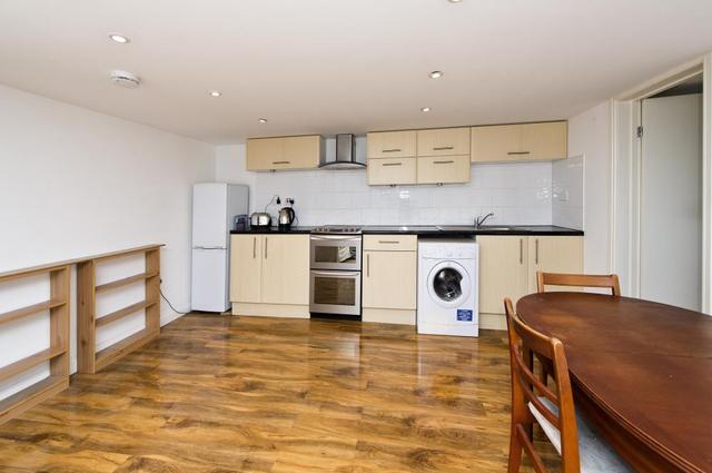  Image of 1 Bedroom Flat to rent at Rosedene Avenue  London, SW16 2LS