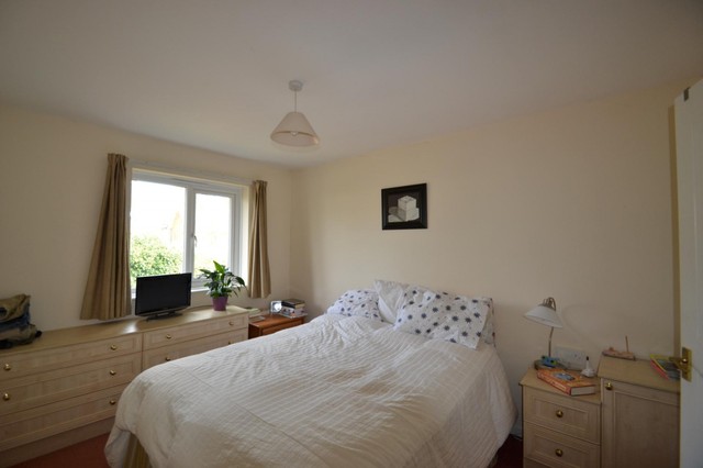  Image of 4 Bedroom Detached to rent at Reigate, RH2 9DP
