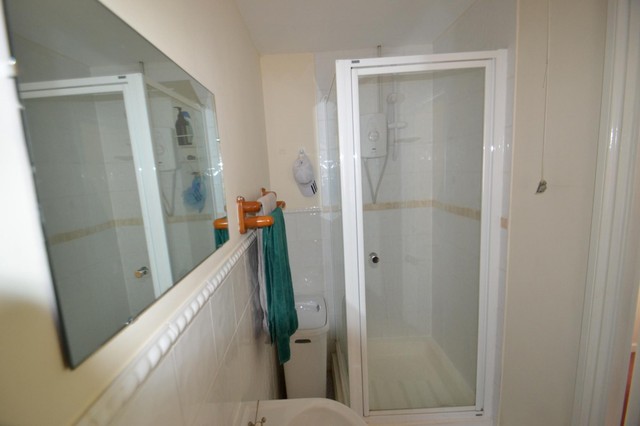  Image of 4 Bedroom Detached to rent at Reigate, RH2 9DP