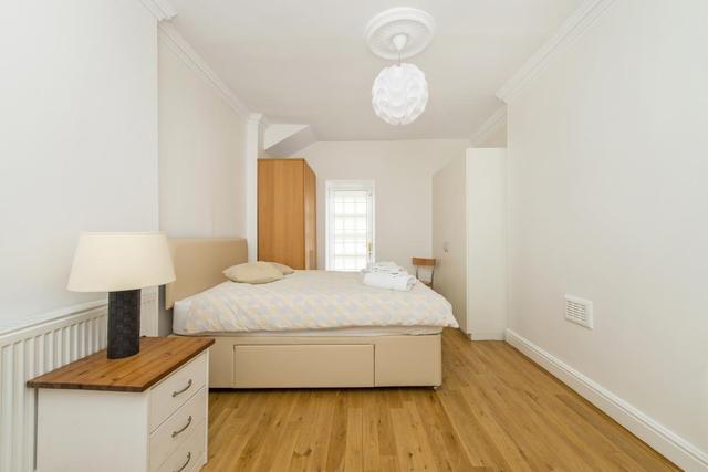  Image of 1 Bedroom Flat to rent at Winchester Street  London, SW1V 4ND