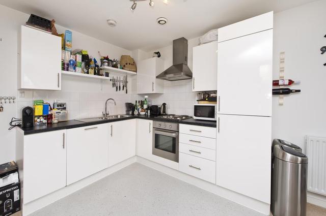  Image of 2 Bedroom Flat to rent at Wingate Square  London, SW4 0AN