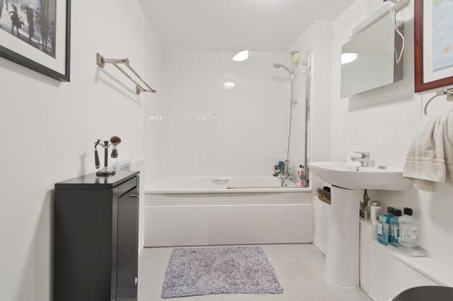  Image of 2 Bedroom Flat to rent at Wingate Square  London, SW4 0AN