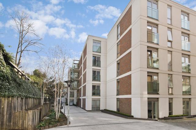  Image of 2 Bedroom Flat to rent at Wingate Square  London, SW4 0AN
